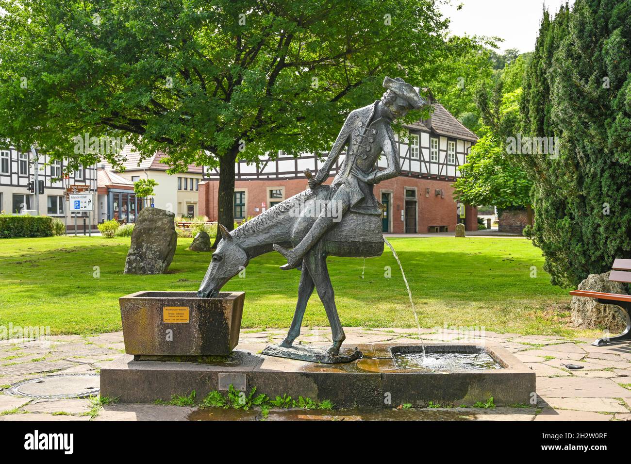 Münchhausenbrunnen, 'das halbe Pferd', Baron von Münchhausen, Münchhausenstadt Bodenwerder, Niedersachsen, Deutschland Stockfoto