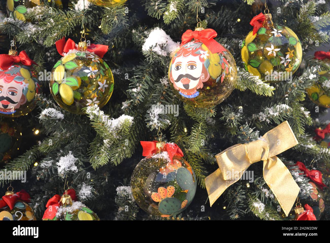 Mailand, Italien - 16. Dezember 2019: Wunderschöne Schaufensterdekoration der Dolce & Gabbana Boutique mit Weihnachtsbaum, verziert mit Glaskugeln. Stockfoto