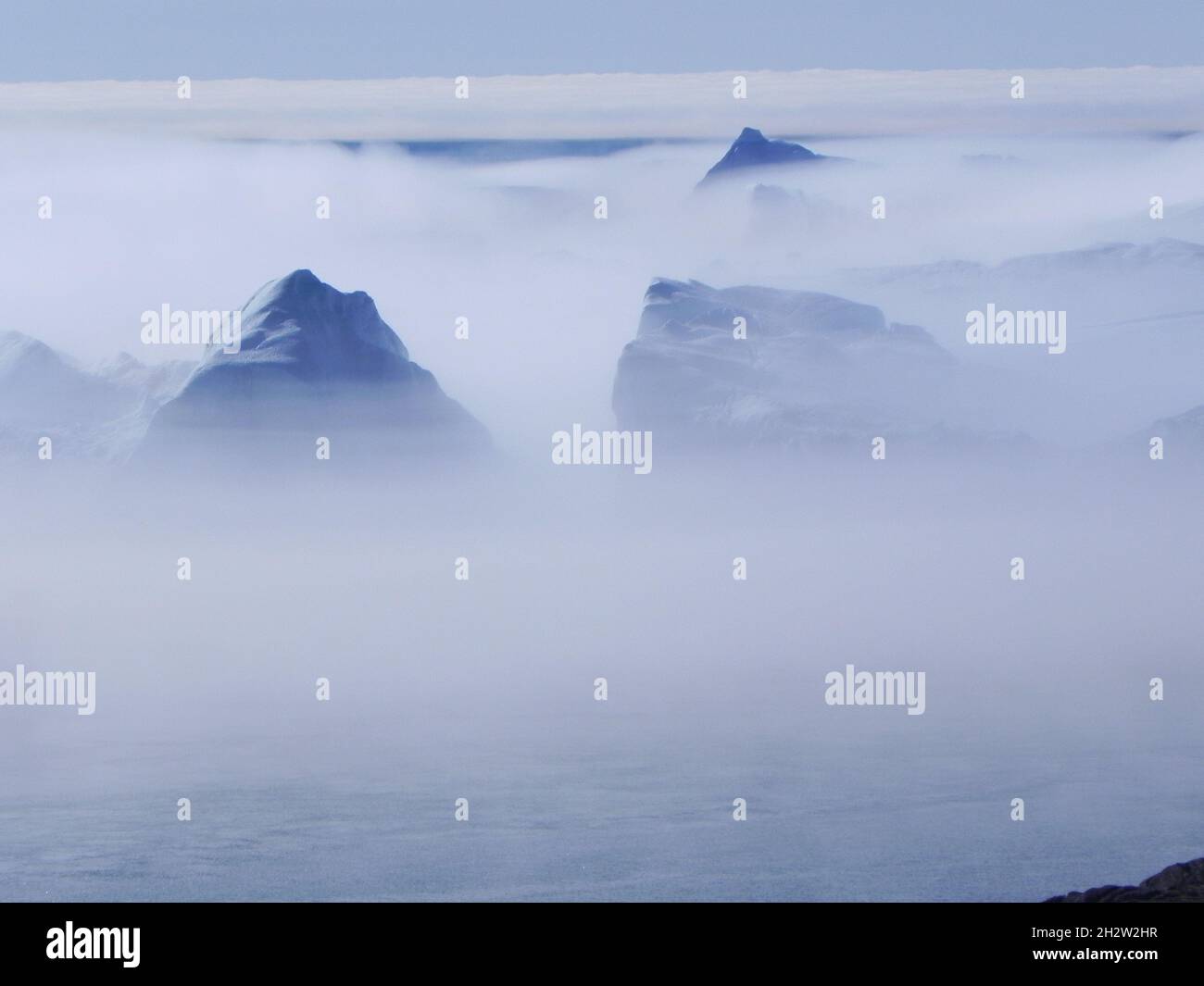 Mystische Betrachtung der Eisberge im Nebel der Arktis Stockfoto