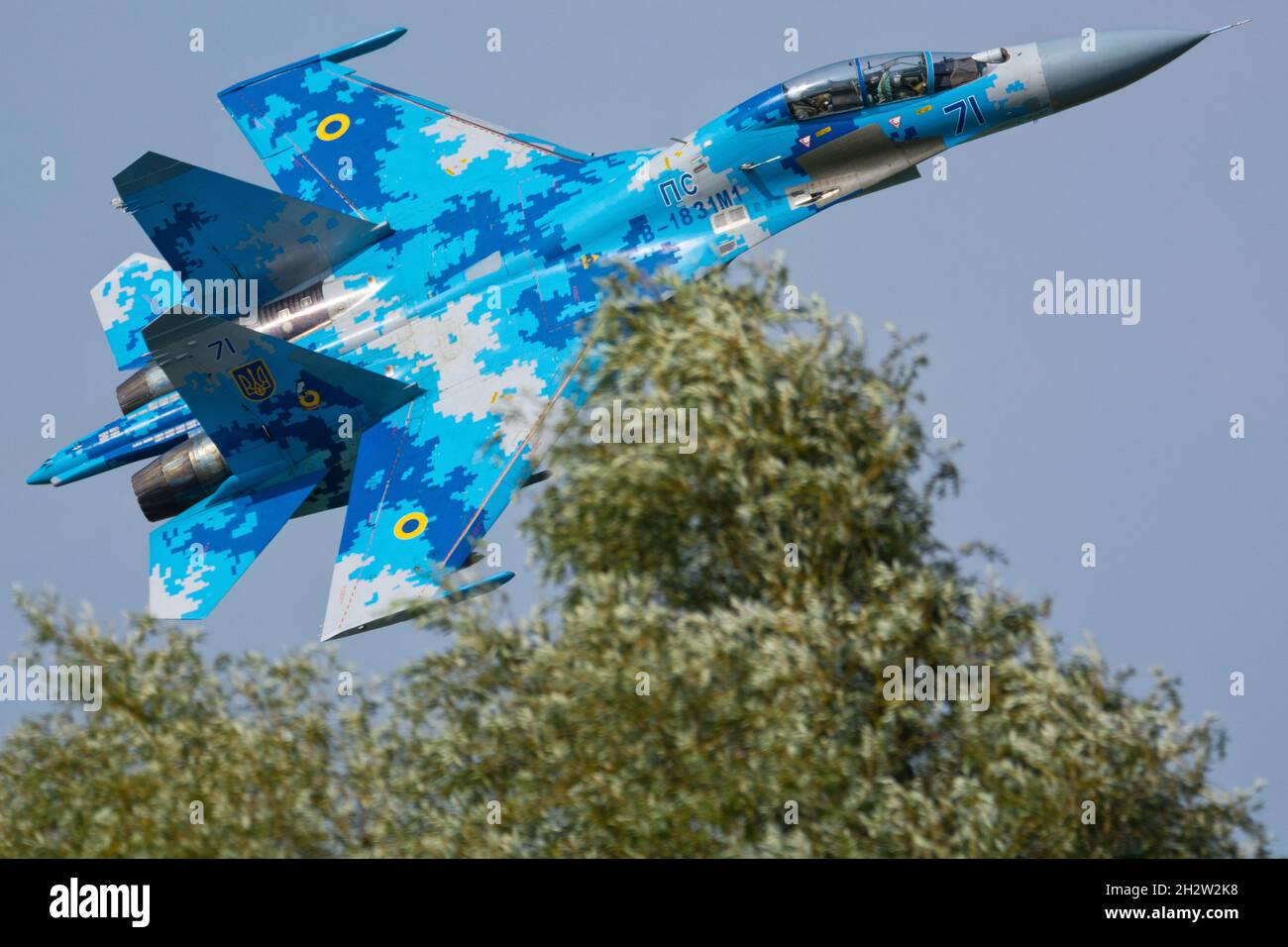 Radom, Polen - 25. August 2018: Radom Air Show - die ukrainische Luftwaffe Su-27 fliegt tief über den Bäumen Stockfoto