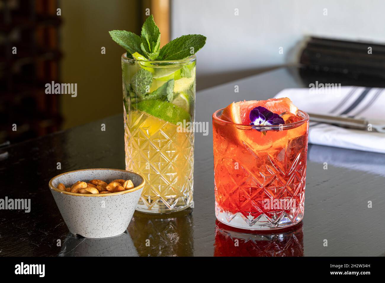 Cocktails werden an der Bar Holcombe Inn, Somerset, serviert. Stockfoto