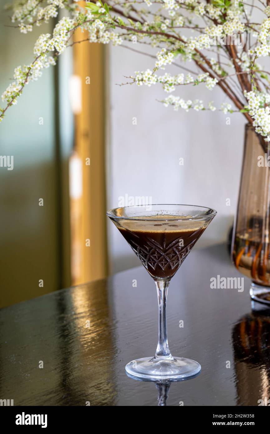 Espresso Martini, Cocktails an der Bar, Holcombe Inn, Somerset. Stockfoto