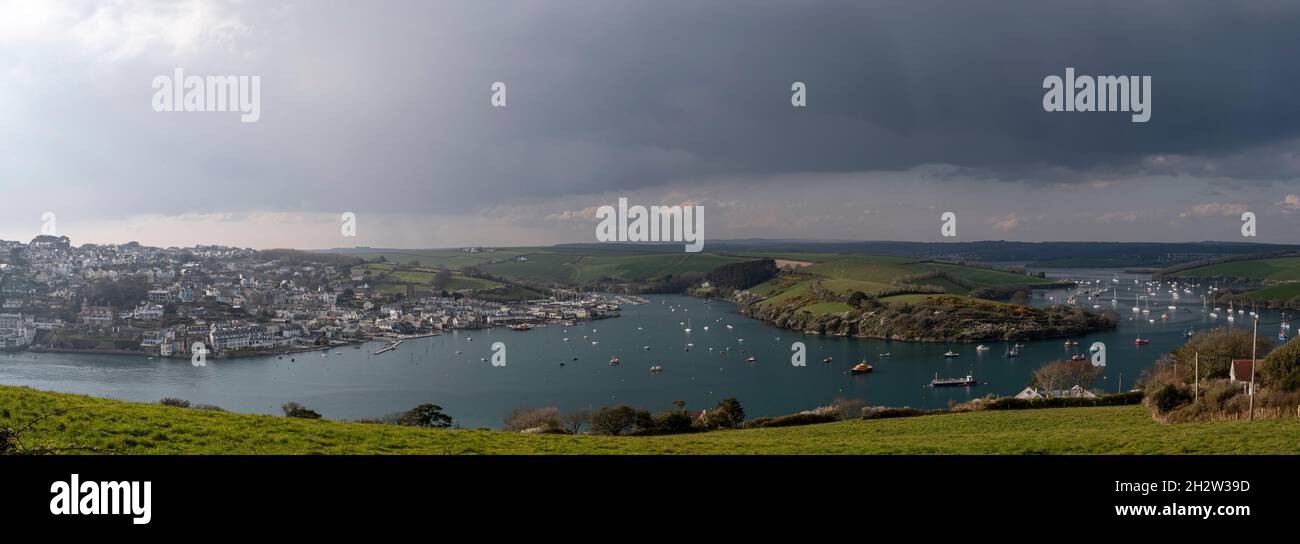Blick auf Salcombe mit dramatischem Himmel, South Devon Stockfoto