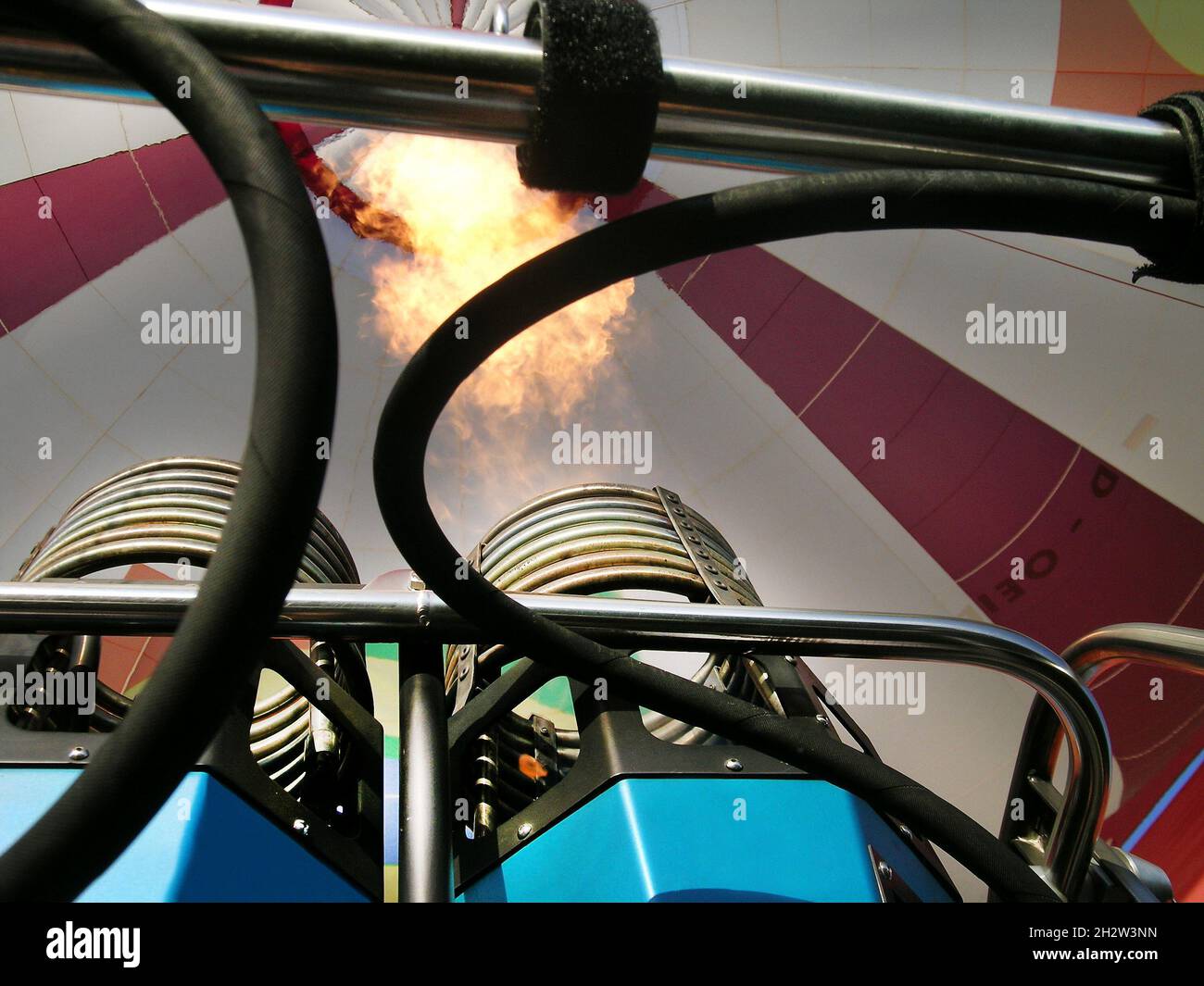 Blick auf die Erwärmung mit Flamme in einem Heißluftballon Stockfoto