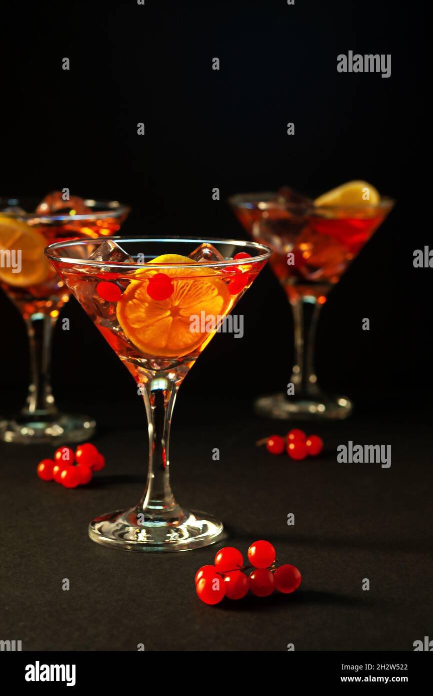 Trinken Sie mit rotem Viburnum, Zitrone und Eis. Erfrischendes Getränk, alkoholfreier Cocktail. Stockfoto