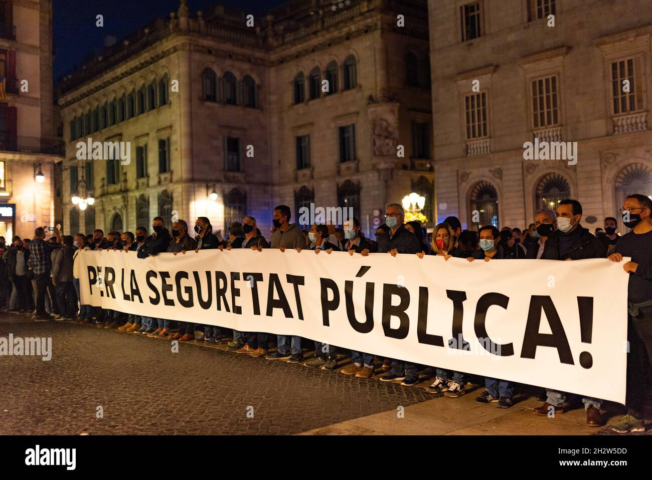 Spanien. Oktober 2021. Die katalanische Polizei „Mossos d'Esquadra“, die spanische „Guardia Urbana“ und das lokale Polizeikorps marschieren am 23 2021. Oktober in Barcelona, Spanien, und fordern mehr Ressourcen und Investitionen in die Sicherheit der Stadt, mit einem Plakat mit der Aufschrift „für die öffentliche Sicherheit“. Die Demonstration wurde von verschiedenen Gewerkschaften wie SAP-FEPOL, USPAC-USCOP, SPC, SME, CAT-ME, SEIMEI-FEPOL, SICME, AFITCME Y SEI; SICPOL, SFP-FEPOL, SAPPL y SAPOL, um ihre Unzufriedenheit mit der Stadtverwaltung zum Ausdruck zu bringen. (Foto von Davide Bonaldo/Sipa USA) Quelle: SIPA USA/Alamy Live News Stockfoto