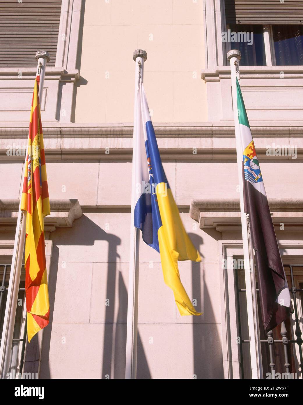 BANDERAS AUTONOMICAS EN LA FACHADA DEL PALACIO DEL SENADO EN LA PLAZA DE LA MARINA ESPAÑOLA. Lage: SENADO-EXTERIOR. MADRID. SPANIEN. Stockfoto