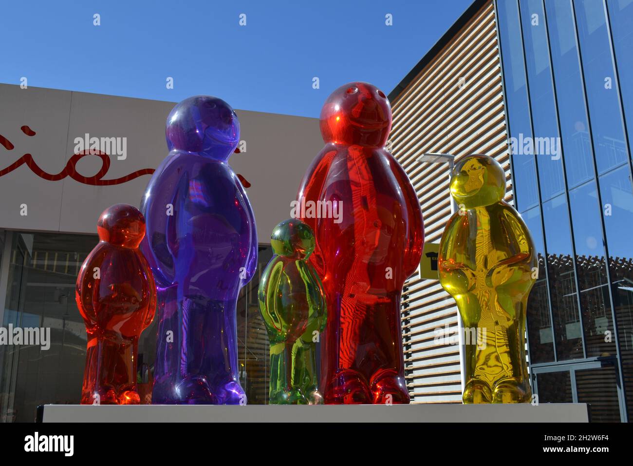 Mailand, Italien - 24. September 2015: Jelly Babies Series aus transparentem farbigem Harz des italienischen Künstlers Mauro Perucchetti auf der EXPO Milano 2015. Stockfoto