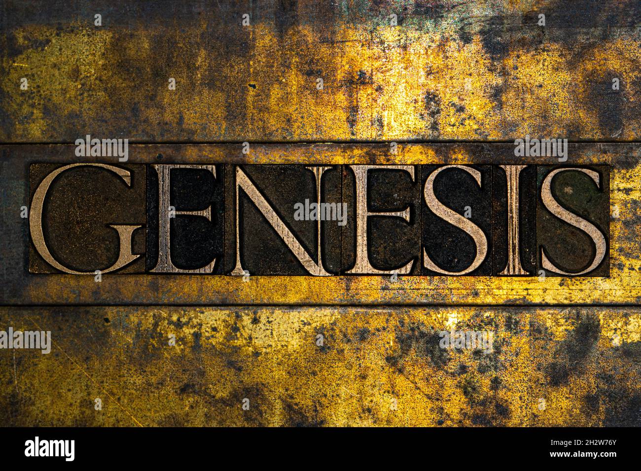 Textnachricht von Genesis auf texturiertem Grunge Copper und altgoldenem Hintergrund Stockfoto