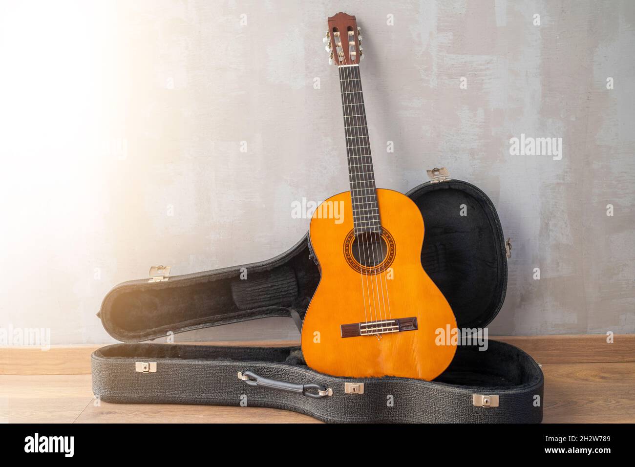 Klassische Akustikgitarre auf Hartschalenkoffer Stockfoto