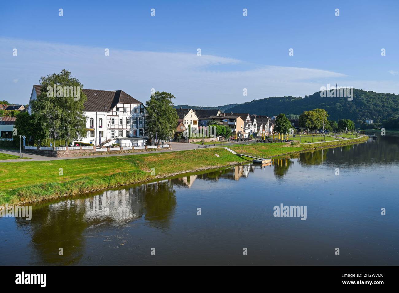 Hotel Goldener Anker, Weser, Flußlauf bei Münchhausenstadt Bodenwerder, Niedersachsen, Deutschland Stockfoto