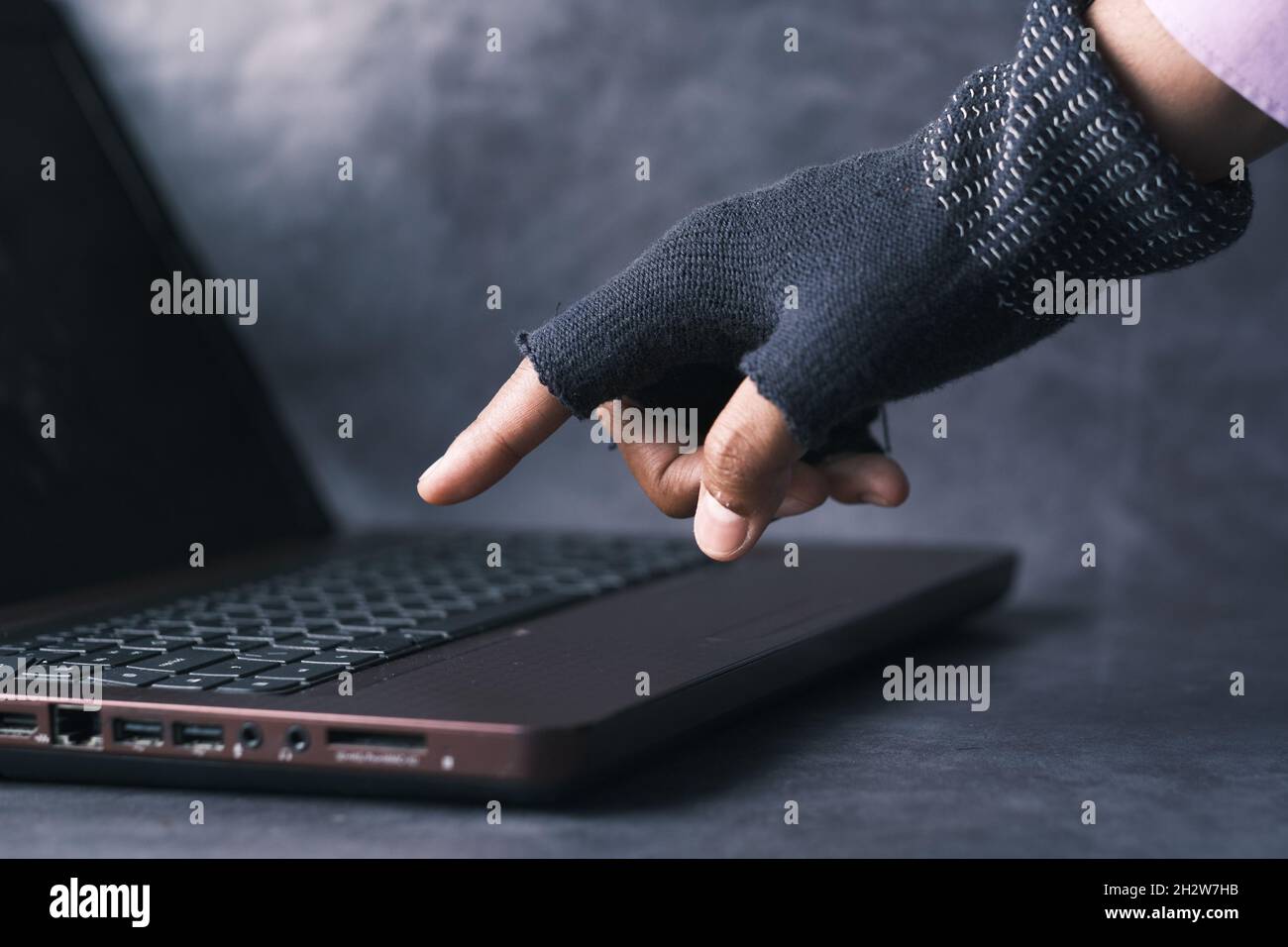 Hacker stehlen Daten vom Laptop Stockfoto