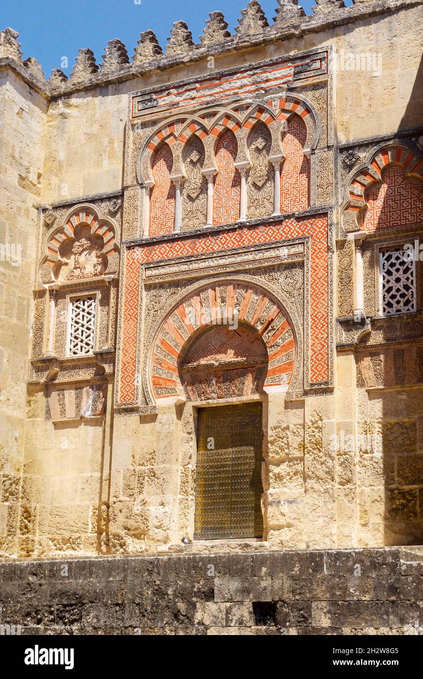 Das Tor des Heiligen Ildefonso (Puerta de San Ildefonso) in der Westwand der Moschee (La Mezquita) in der Calle Torrijos, Cordoba, Provinz Cordoba, Andal Stockfoto