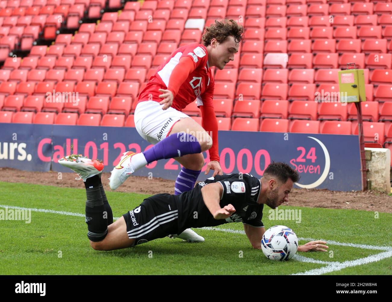 Barnsley's Callum Styles (links) und George Baldock von Sheffield United kämpfen während des Sky Bet Championship-Spiels im Oakwell Stadium, Barnsley, um den Ball. Bilddatum: Sonntag, 24. Oktober 2021. Stockfoto