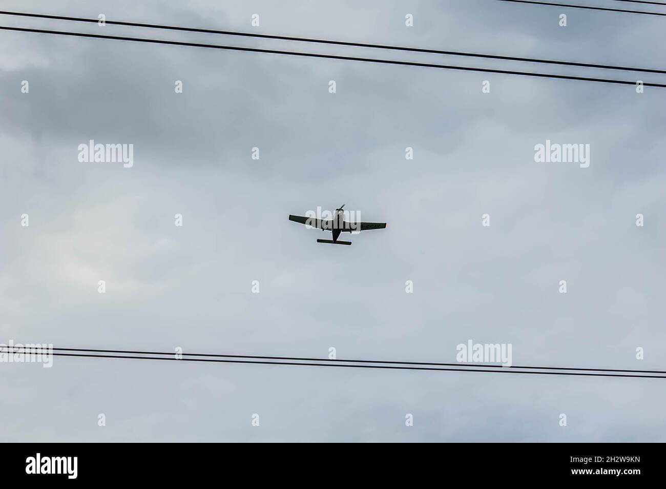 ELSTREE, LONDON, ENGLAND- 17. Oktober 2021: Einmotorige Kolbenmaschine Piper PA-28-151 am Himmel nach dem Start vom Londoner Elstree Aerodrome Stockfoto
