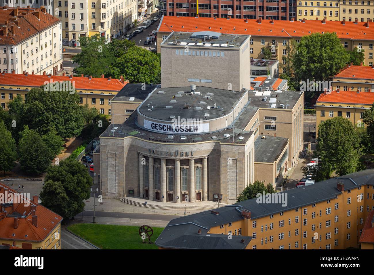 Volkstheater (die Volksbühne) in Berlin, Deutschland, befindet sich im Stadtzentrum von Mitte am Rosa-Luxemburg-Platz (Rosa-Luxemburg-Platz), entworfen von Oskar Stockfoto