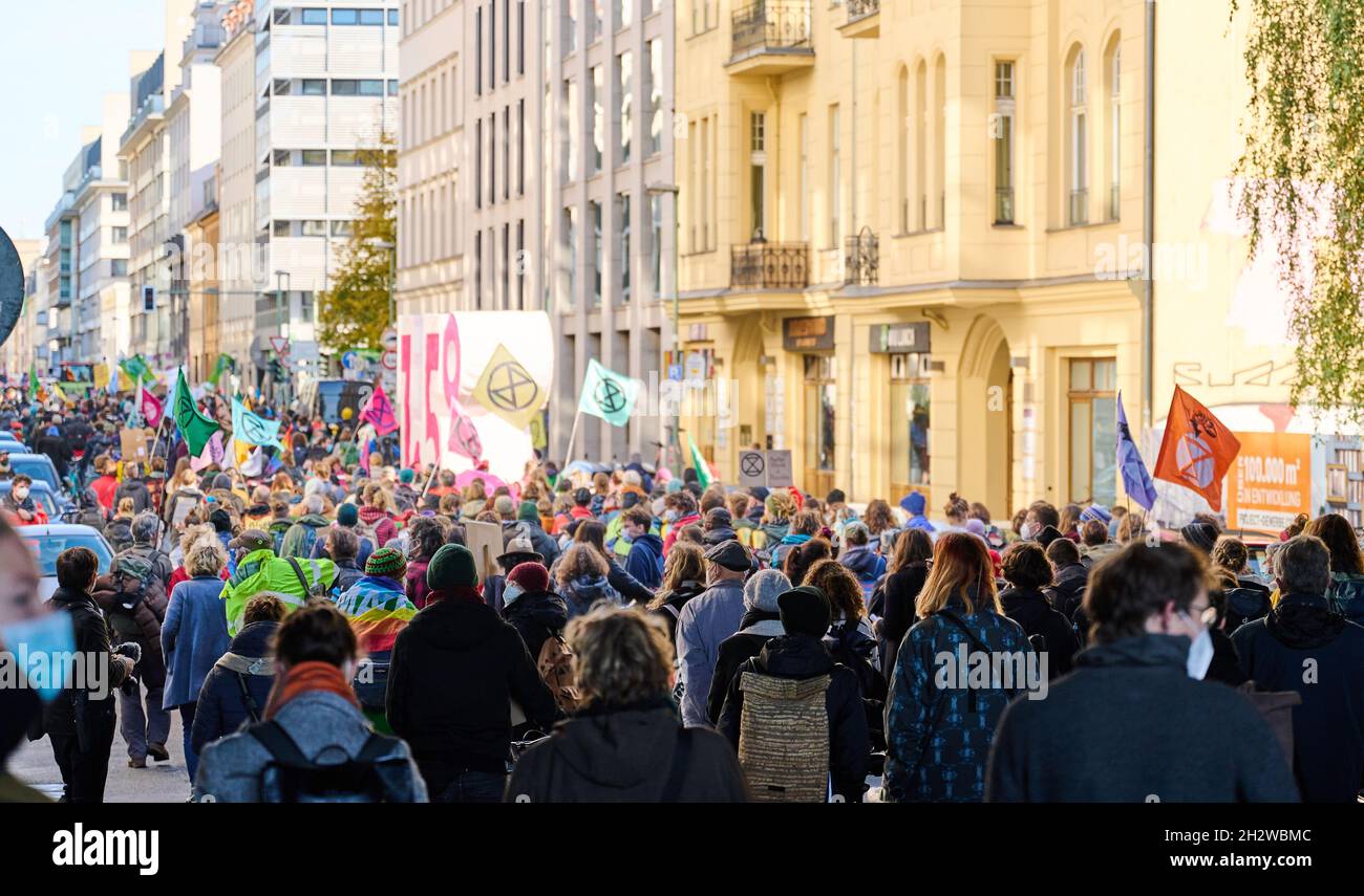 Berlin, Deutschland. Okt. 2021. Demonstranten laufen mit Musik und Spruchbändern durch die Reinhardtstraße. Mehrere hundert Menschen aus verschiedenen sozialen Bewegungen demonstrieren für eine bessere Klimapolitik und mehr soziale Gerechtigkeit. Quelle: Annette Riedl/dpa/Alamy Live News Stockfoto