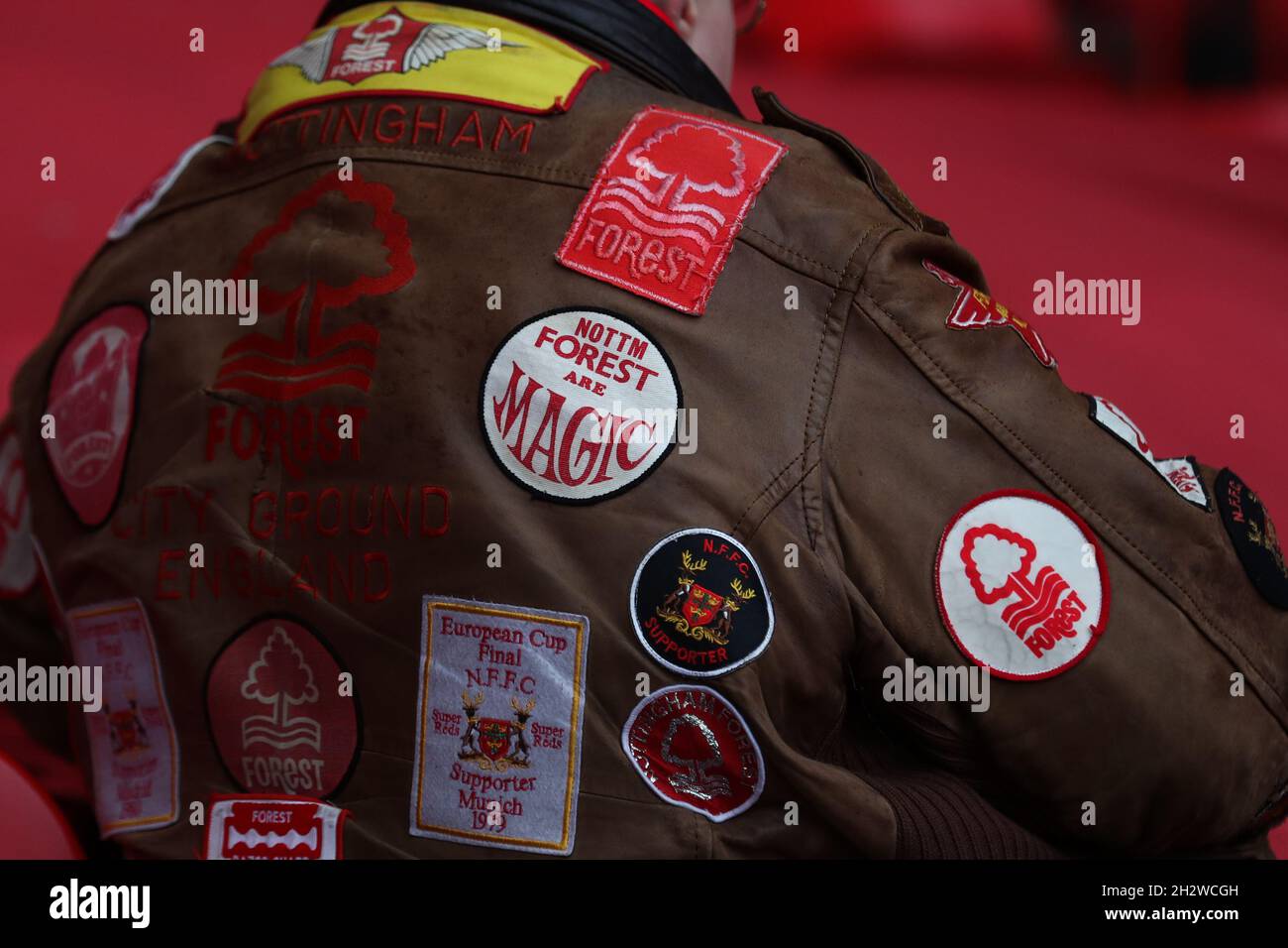 Nottingham, England, 24. Oktober 2021. Eine allgemeine Ansicht einer Nottingham Forest Fanjacke vor dem Sky Bet Championship-Spiel auf dem City Ground, Nottingham. Bildnachweis sollte lauten: Isaac Parkin / Sportimage Kredit: Sportimage/Alamy Live News Stockfoto