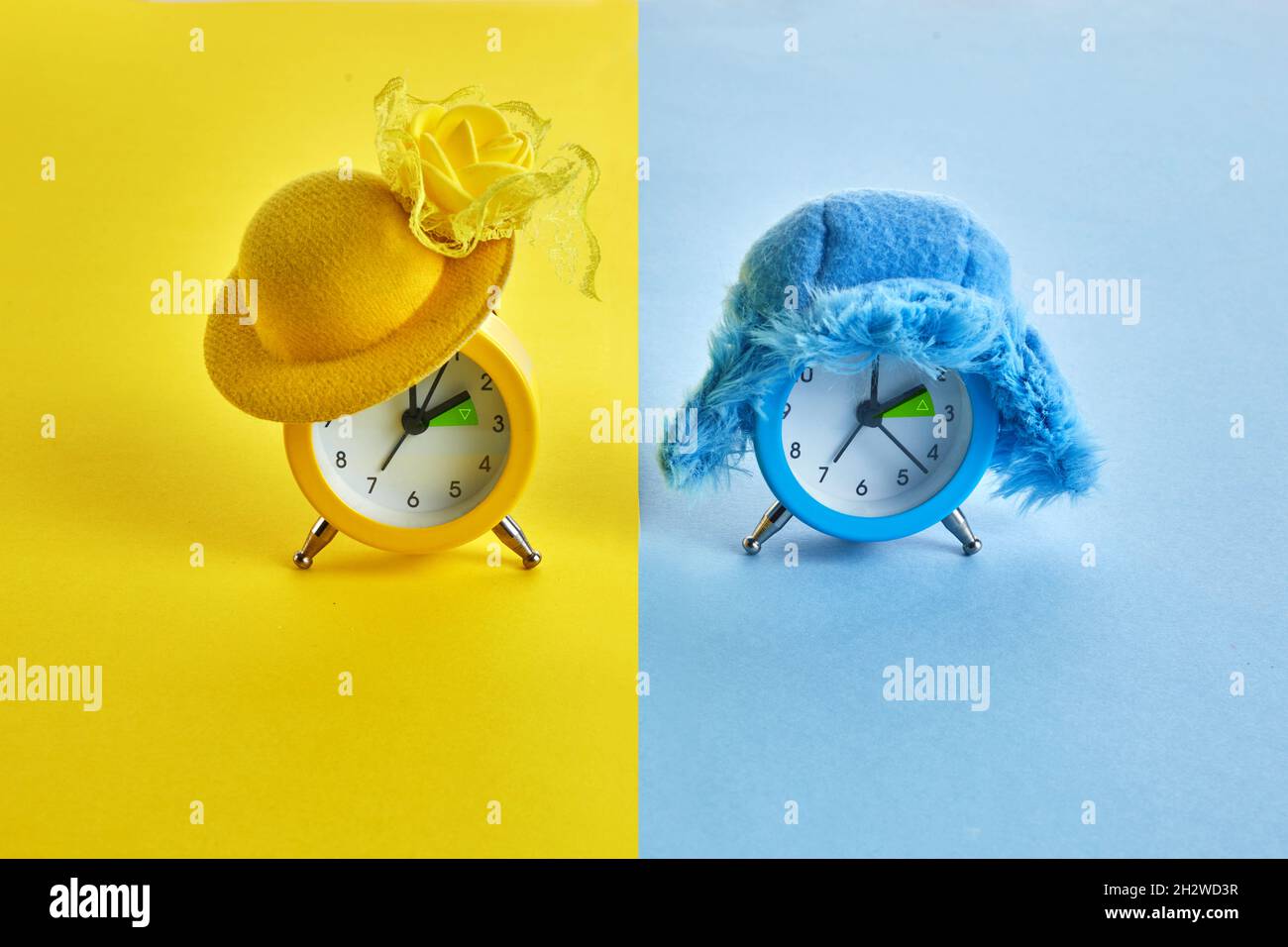 Uhrumschaltung auf Sommer- und Winterzeit. Satz von Weckern Stockfoto