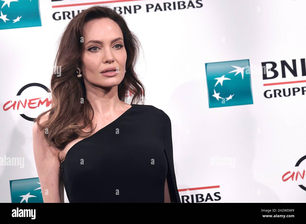 ROM, ITALIEN - 24. OKTOBER: Angelina Jolie nimmt am 16. Rome Film Fest 2021 am 24. Oktober 2021 in Rom, Italien, am Fotocall des Films 'Eternals' Teil. Stockfoto