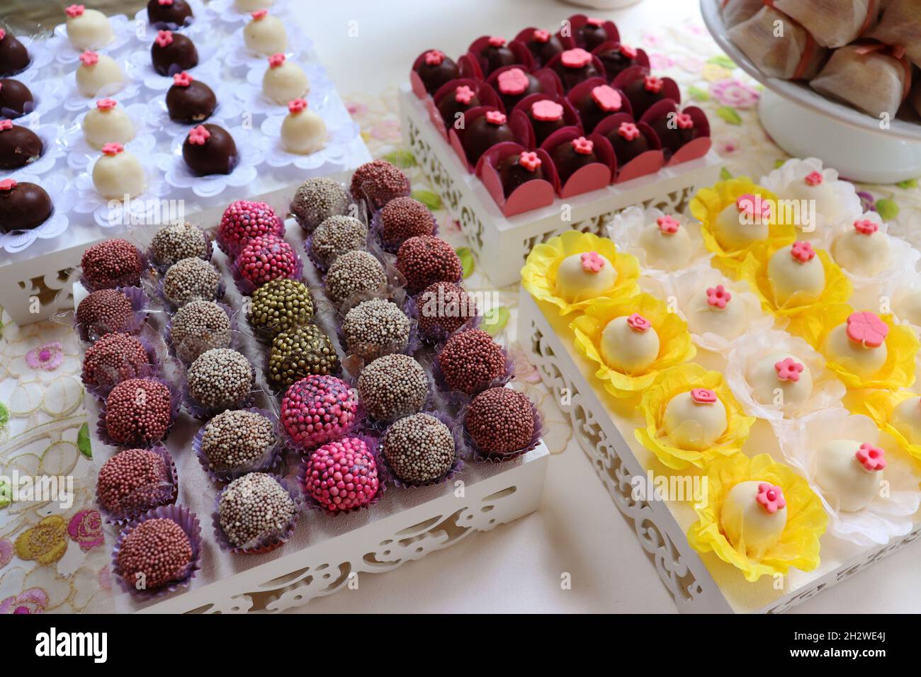 Nahaufnahme von Schokoladenbonbons, die auf dem Tisch einer brasilianischen Hochzeitsfeier gezeigt werden, Stockfoto