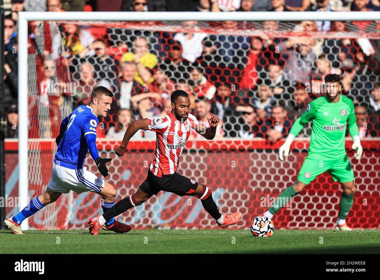 Rico Henry #3 von Brentford macht den Ball frei, während Jamie Vardy #9 von Leicester City Drücke Stockfoto