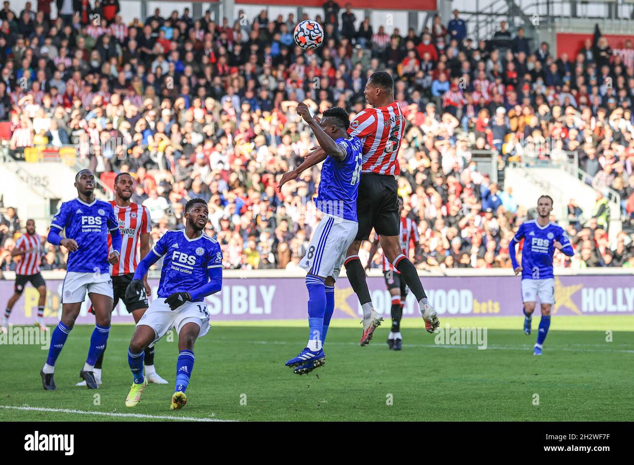 Ethan Pinnock #5 von Brentford verstrickt sich mit Daniel Amartey #18 von Leicester City, was dazu führt, dass Pinnock verletzt wird Stockfoto