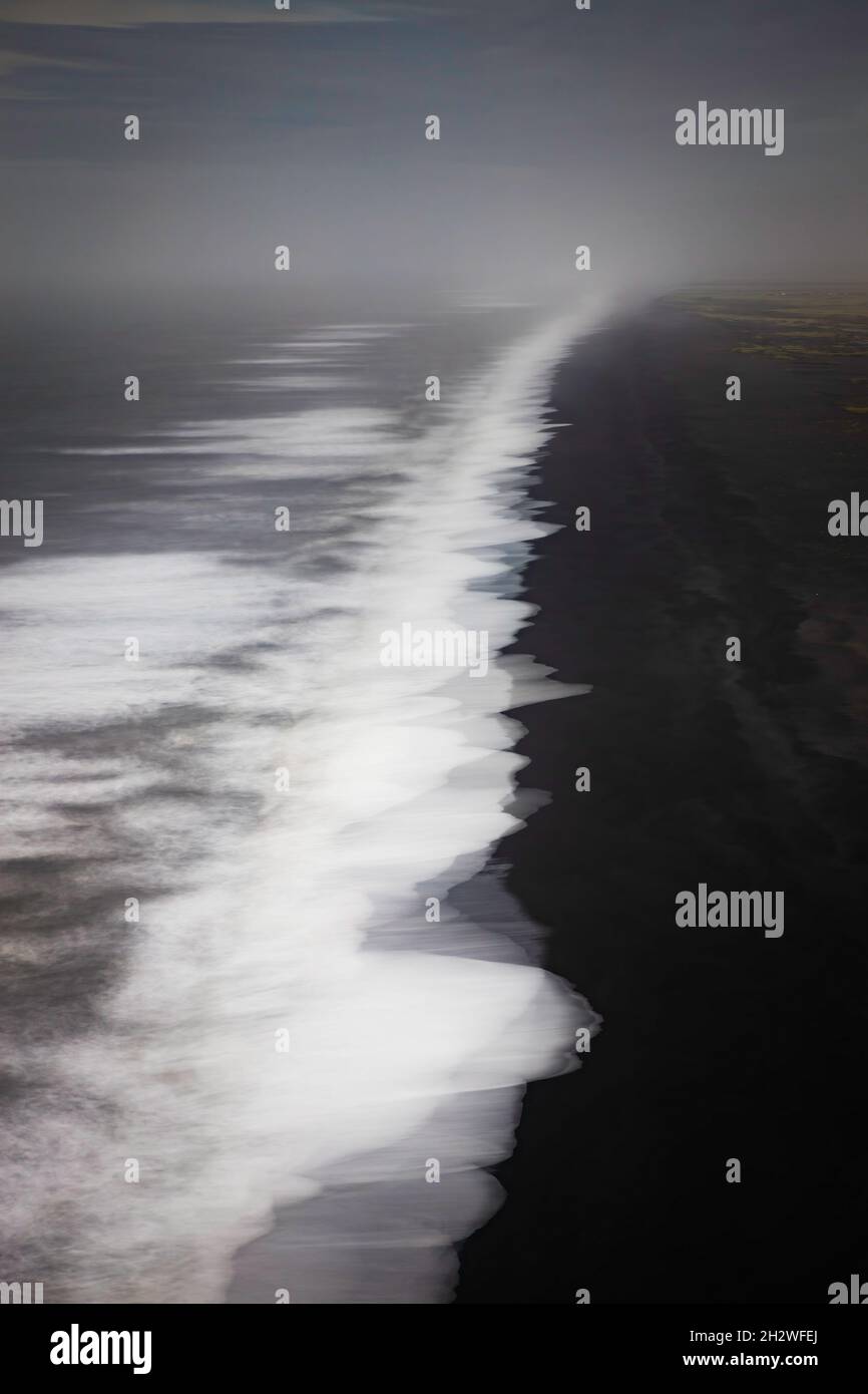 Island endloser schwarzer Sandstrand vom Kap Dyrholaey aus gesehen Stockfoto