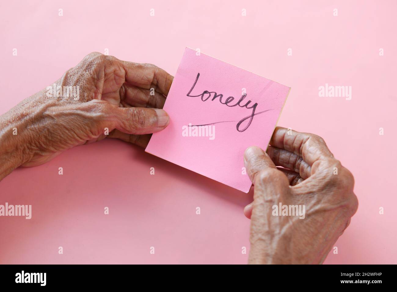 Ältere Frauen halten einsamen Text in der Hand Stockfoto