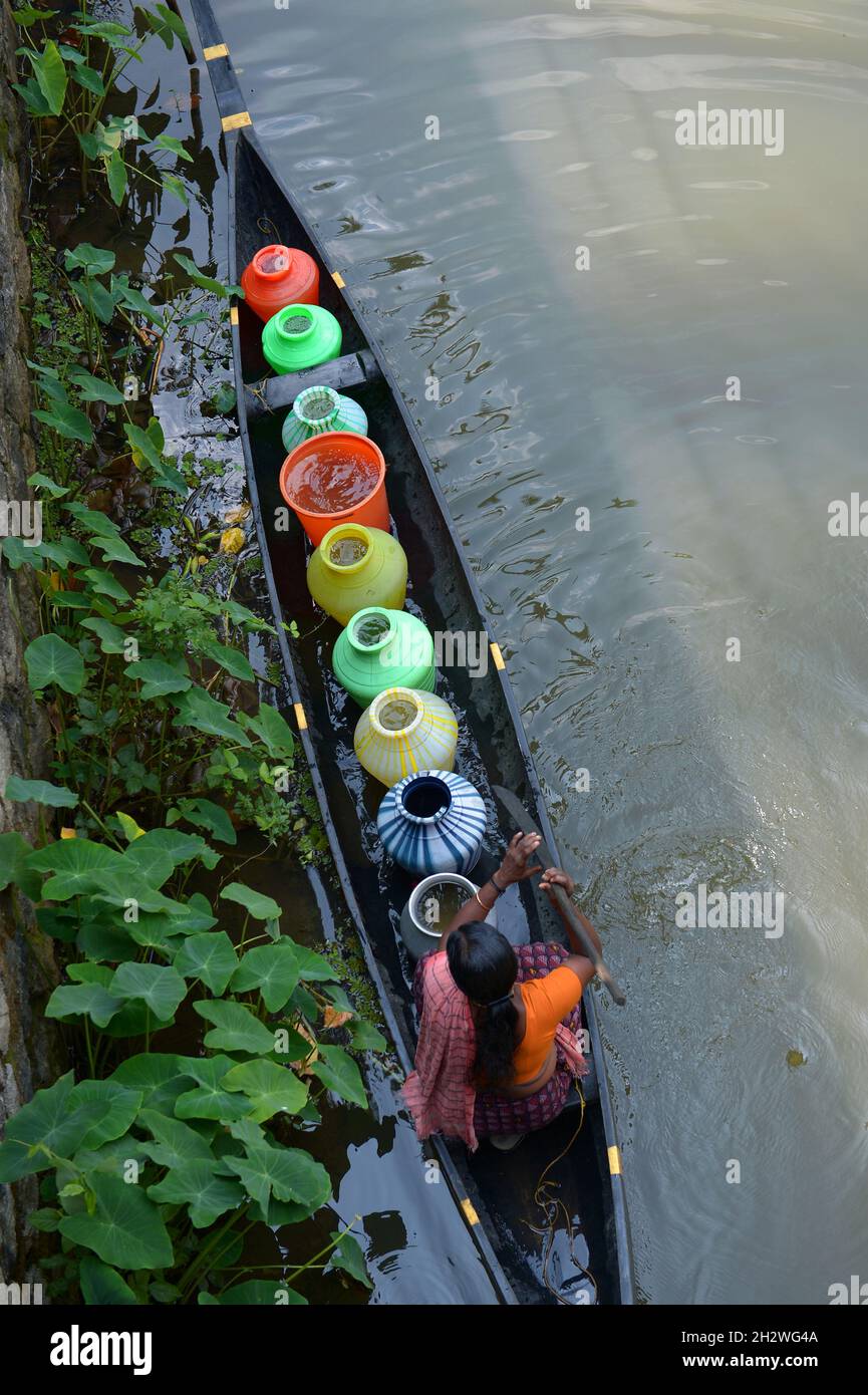 Trinkwassermangel in Alappuzha, Einem Boot voller Trinkwasser, das durch den verschmutzten Vembanad-See in Kerala segelt.Wasserknappheit in Kuttanad Stockfoto
