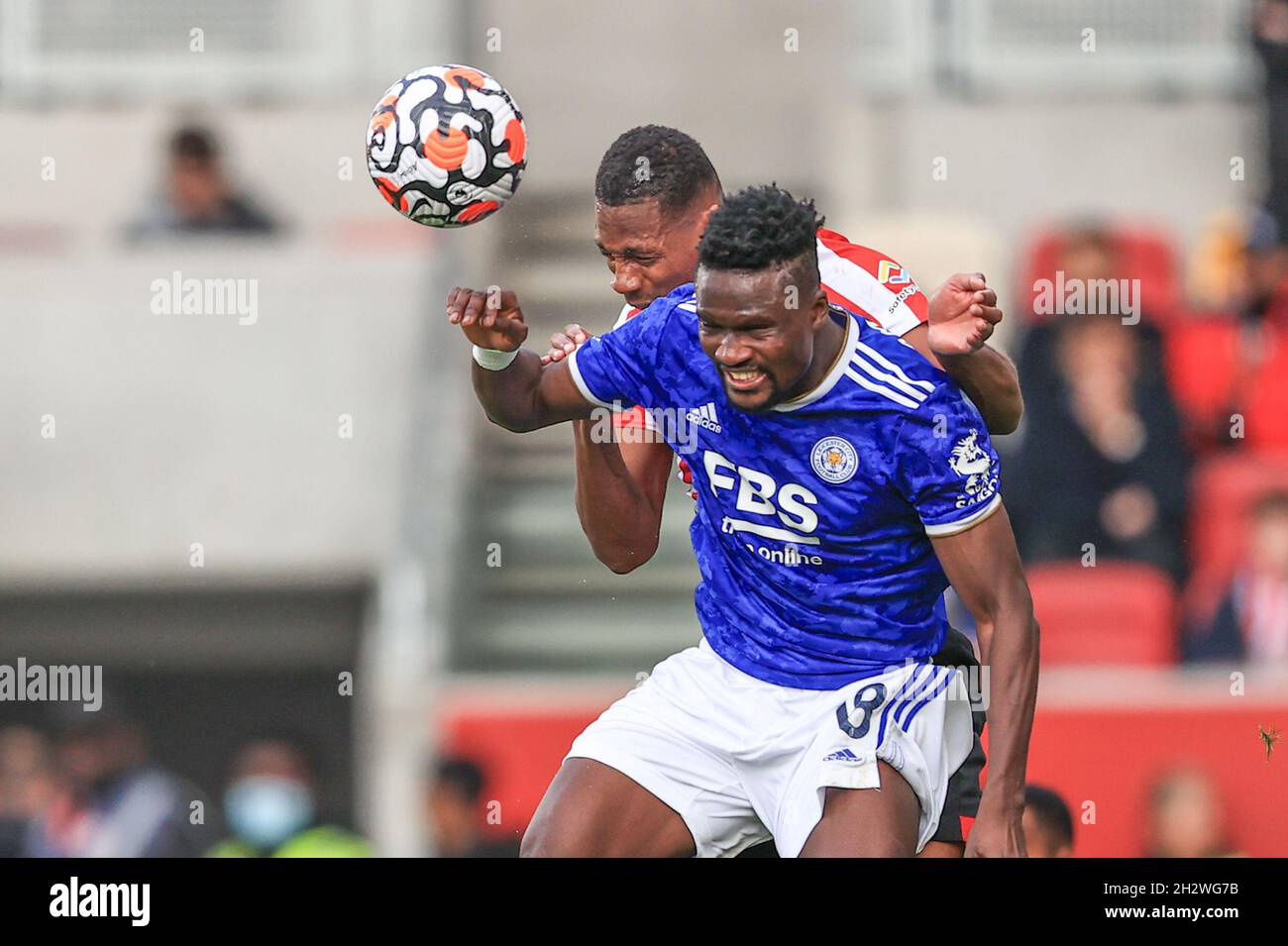 Daniel Amartey #18 von Leicester City und Ethan Pinnock #5 von Brentford kämpfen um den High Ball Stockfoto