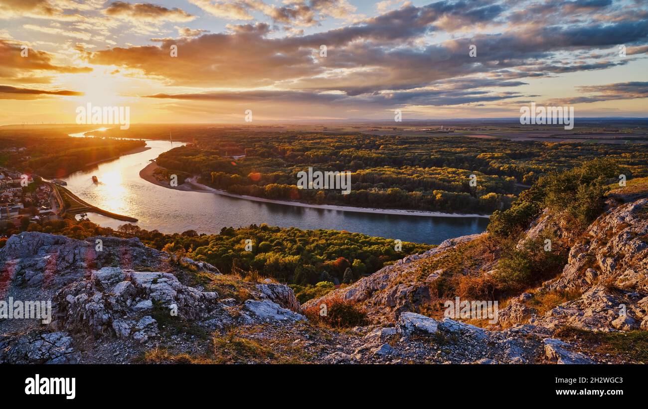 Hainburg Stadt und Donau Blick vom Braunsberg bei Sonnenuntergang, Österreich Stockfoto