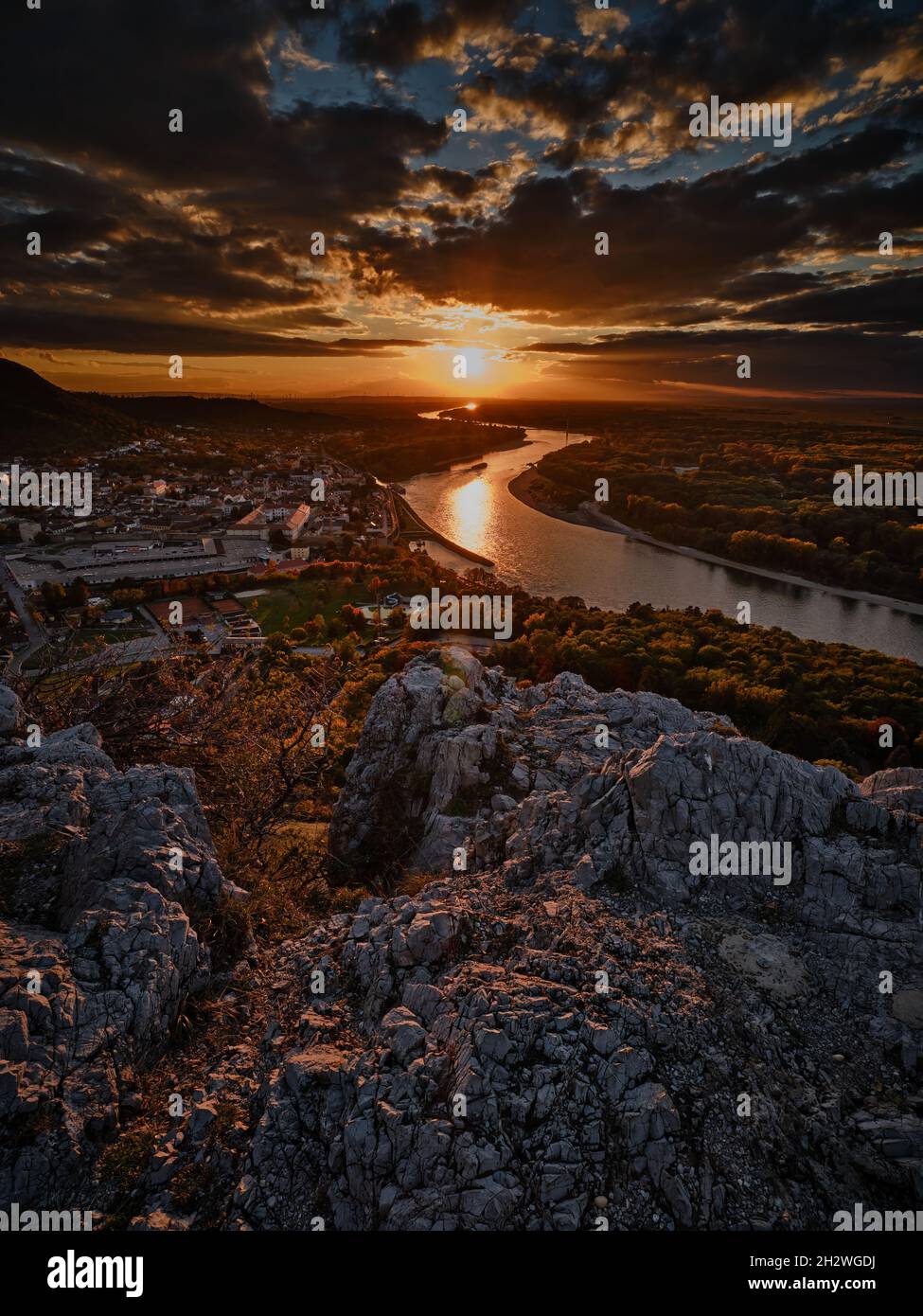 Hainburg Stadt und Donau Blick vom Braunsberg bei Sonnenuntergang, Österreich Stockfoto