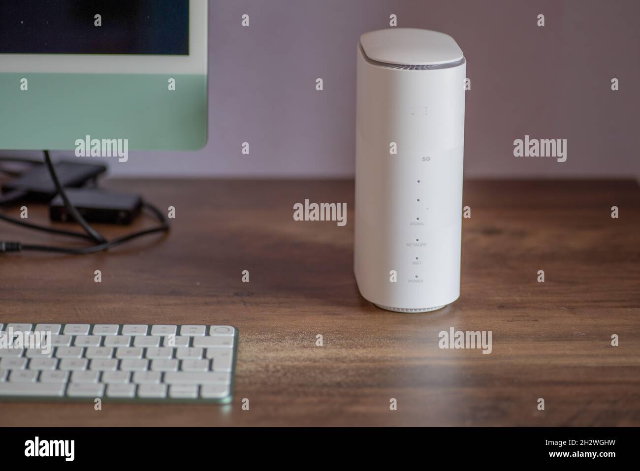 Nahaufnahme des 5G-Routers auf dem Schreibtisch Stockfoto