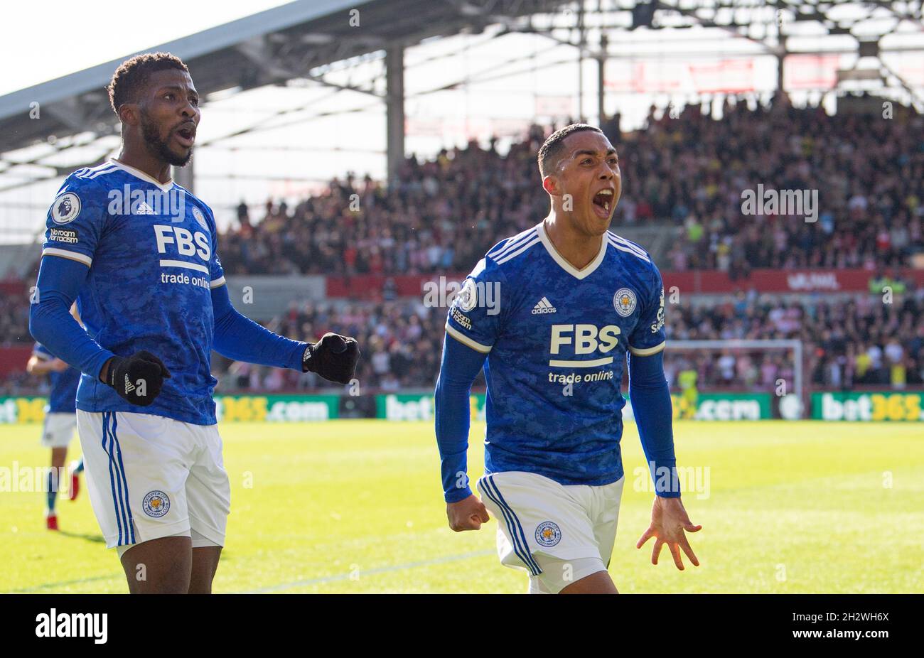 Leicester City Youri Tielemans feiert sein Tor beim Premier League-Spiel zwischen Brentford und Leicester City am 24. Oktober 2021 im Brentford Community Stadium, Brentford, England. Foto von Andrew Aleksiejczuk / Prime Media Images. Stockfoto