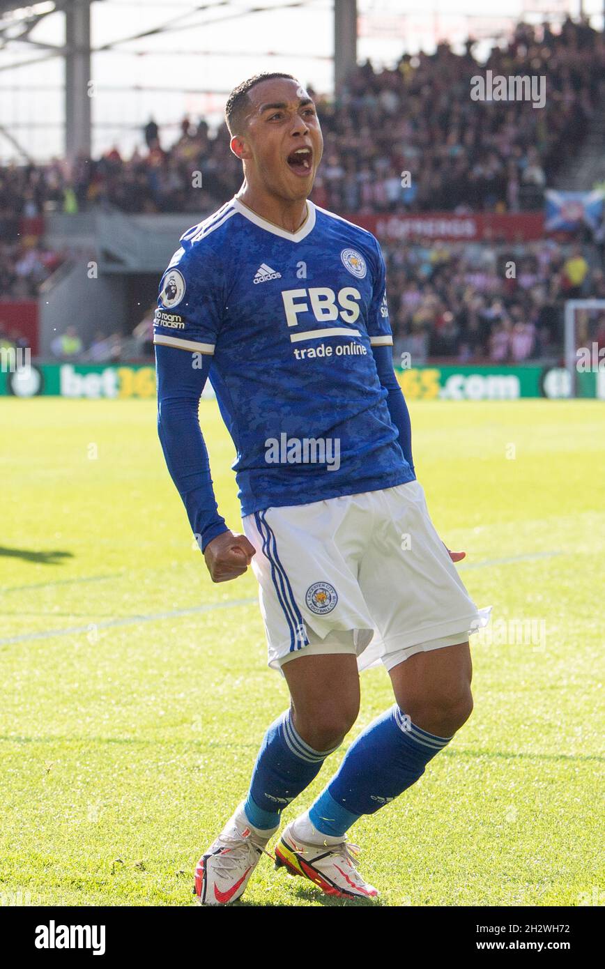Leicester City Youri Tielemans feiert sein Tor beim Premier League-Spiel zwischen Brentford und Leicester City am 24. Oktober 2021 im Brentford Community Stadium, Brentford, England. Foto von Andrew Aleksiejczuk / Prime Media Images. Stockfoto