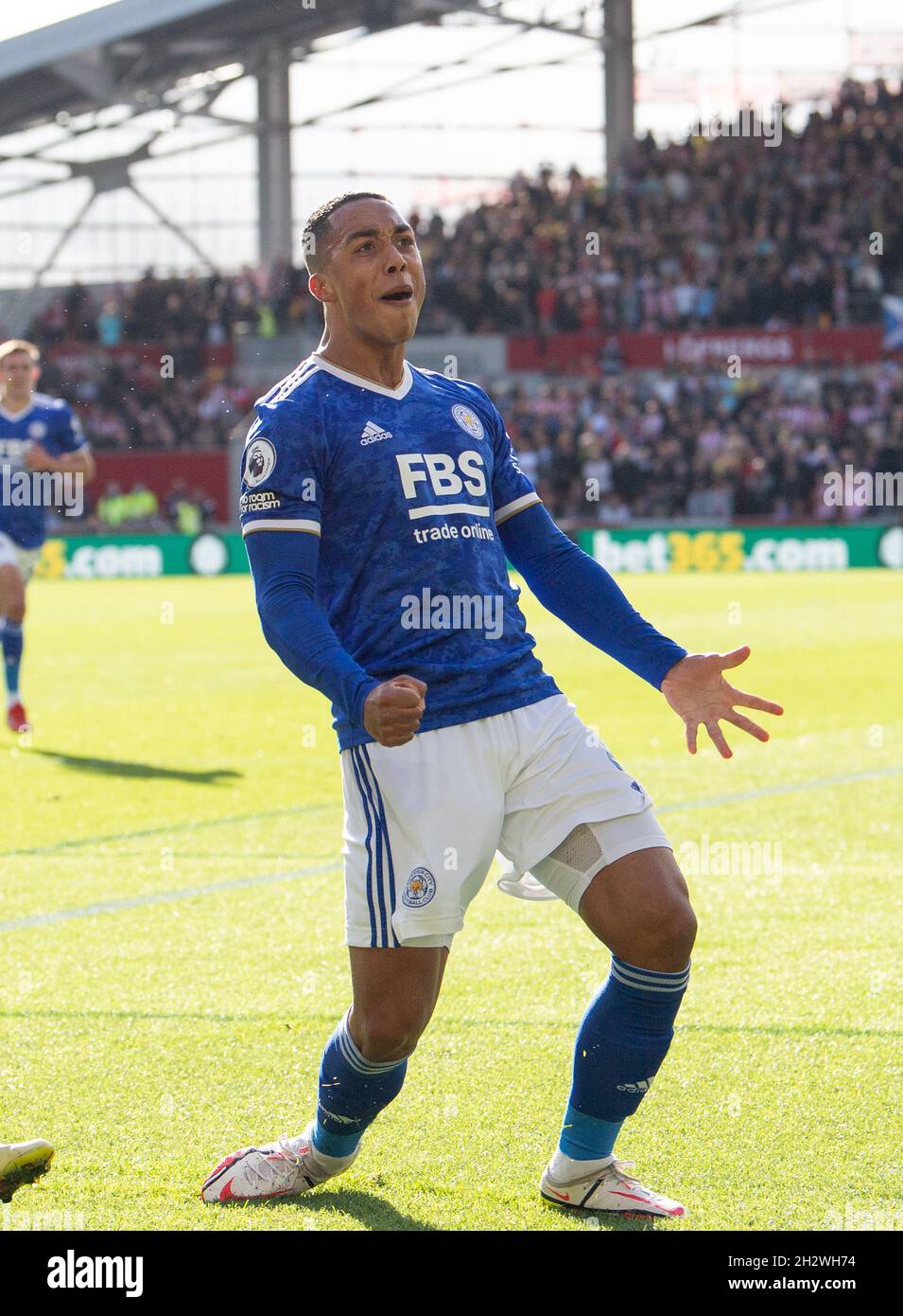 Leicester City Youri Tielemans feiert sein Tor beim Premier League-Spiel zwischen Brentford und Leicester City am 24. Oktober 2021 im Brentford Community Stadium, Brentford, England. Foto von Andrew Aleksiejczuk / Prime Media Images. Stockfoto