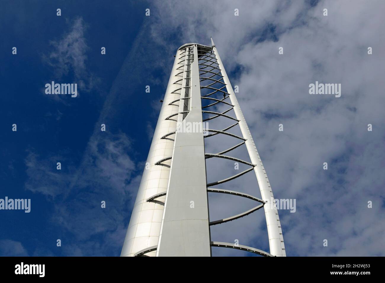 Der segelartige Turm des Glasgow Science Center befindet sich am Cessnock Quay, am gegenüberliegenden Ufer des Clyde River zum Scottish Event Campus, Austragungsort der COP26. Stockfoto