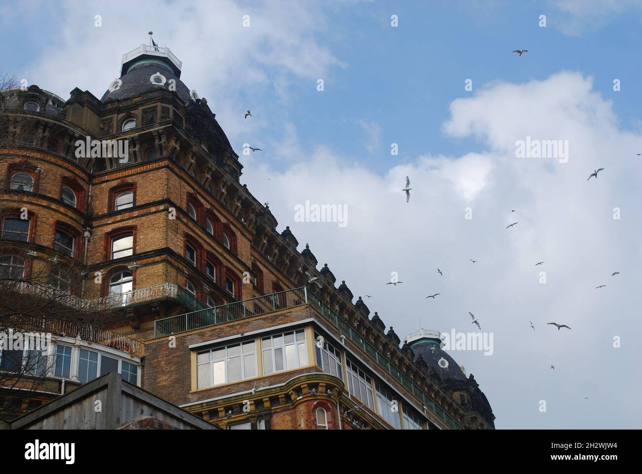 Blick auf das Grand Hotel in Scarborough, mit Vögeln, die am Himmel Rollen Stockfoto