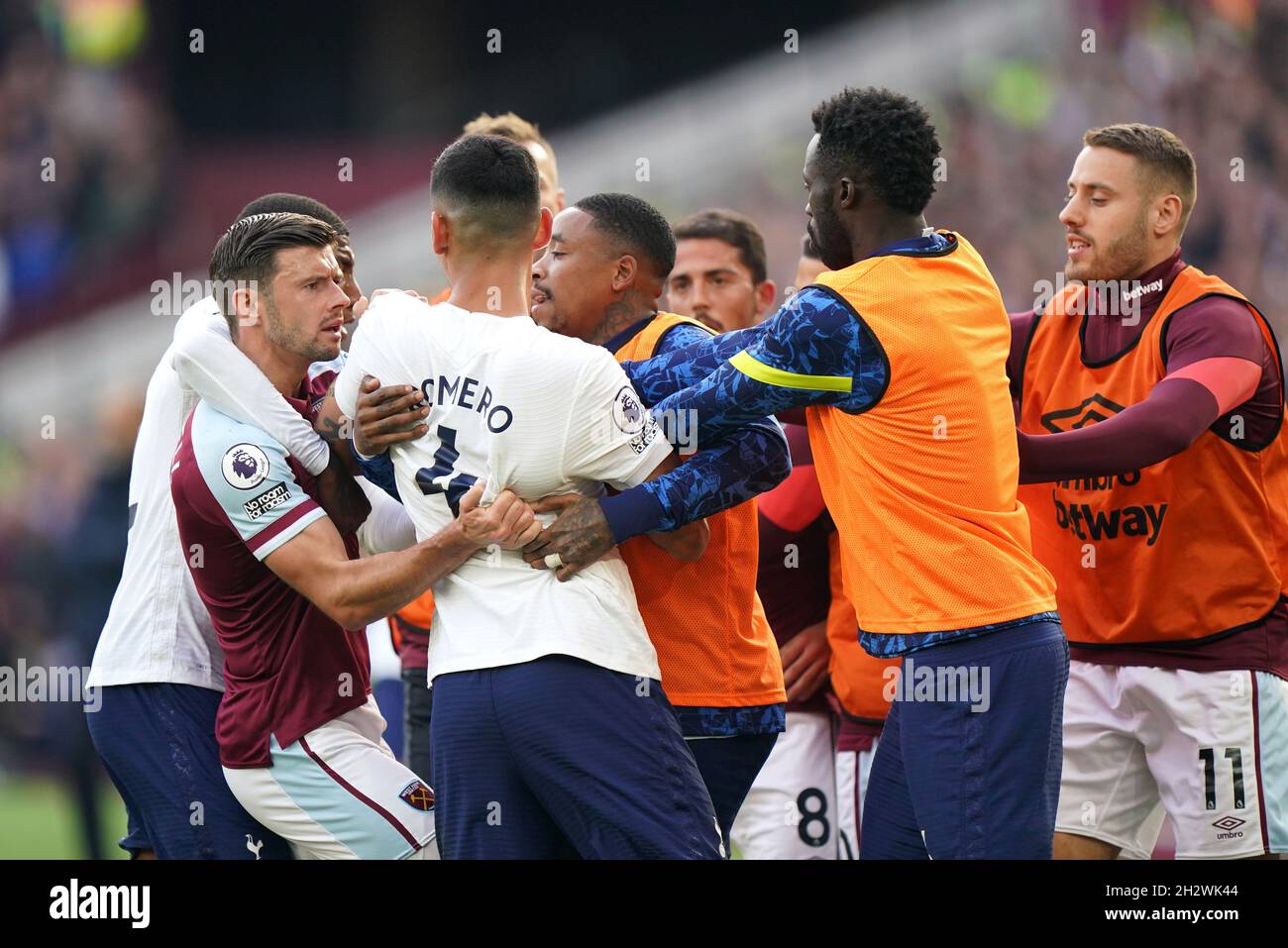 Das Temperament zwischen Cristian Romero von Tottenham Hotspur und Pablo Fornals von West Ham United (links) während des Premier League-Spiels im Londoner Stadion. Bilddatum: Sonntag, 24. Oktober 2021. Stockfoto