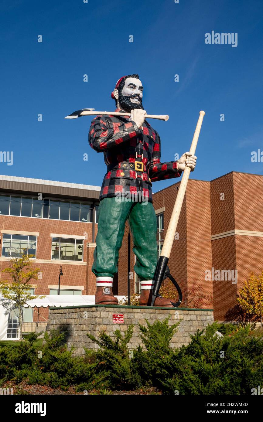 Bangor, ME - USA - 12. Oktober 2021: Vertikale Ansicht der 31 Meter hohen Paul Bunyan-Statue. Es wurde von den New Yorker Bauherren Messmoor und Damon gebaut. It Stockfoto