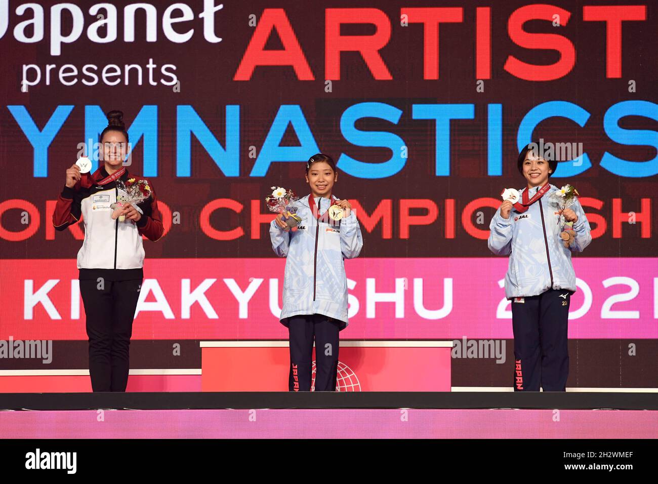 Kitakyushu General Gymnasium, Kitakyushu, Japan, 24. Oktober 2021, BEAMGOLD: ASHIKAWA Urara JPN SILBER: SCHAEFER-BETZ Pauline GER BRONZE: MURAKAMI Mai JPN während der Kunstturnen Weltmeisterschaft - Finale - Gymnastik Stockfoto