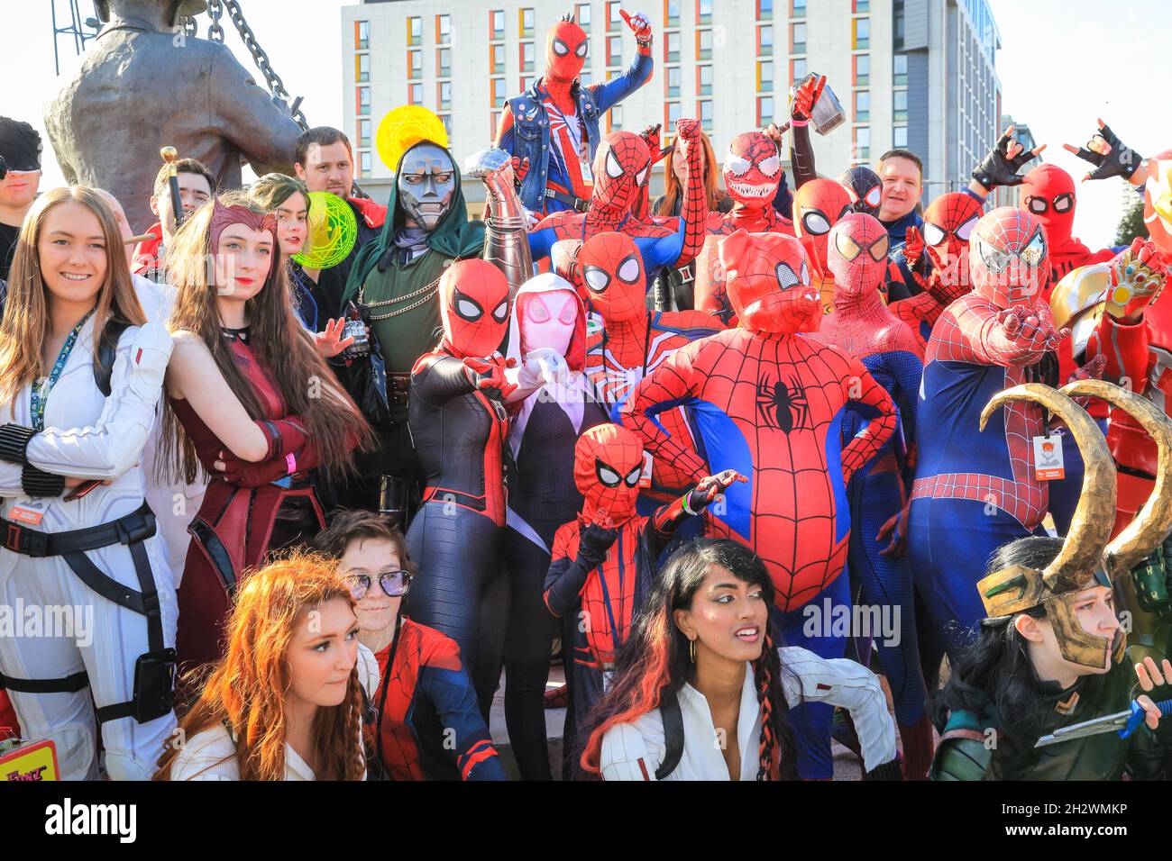 Excel, London, Großbritannien. Okt. 2021. Ein leicht chaotisches Marvel Comics-Gewirr. Cosplayer und Fans von Anime, Sci-Fi, Spielen und aller Popkultur kommen an ihrem letzten Tag erneut zur MCM Comic Con London ins Excel Exhibition Center in London. Kredit: Imageplotter/Alamy Live Nachrichten Stockfoto