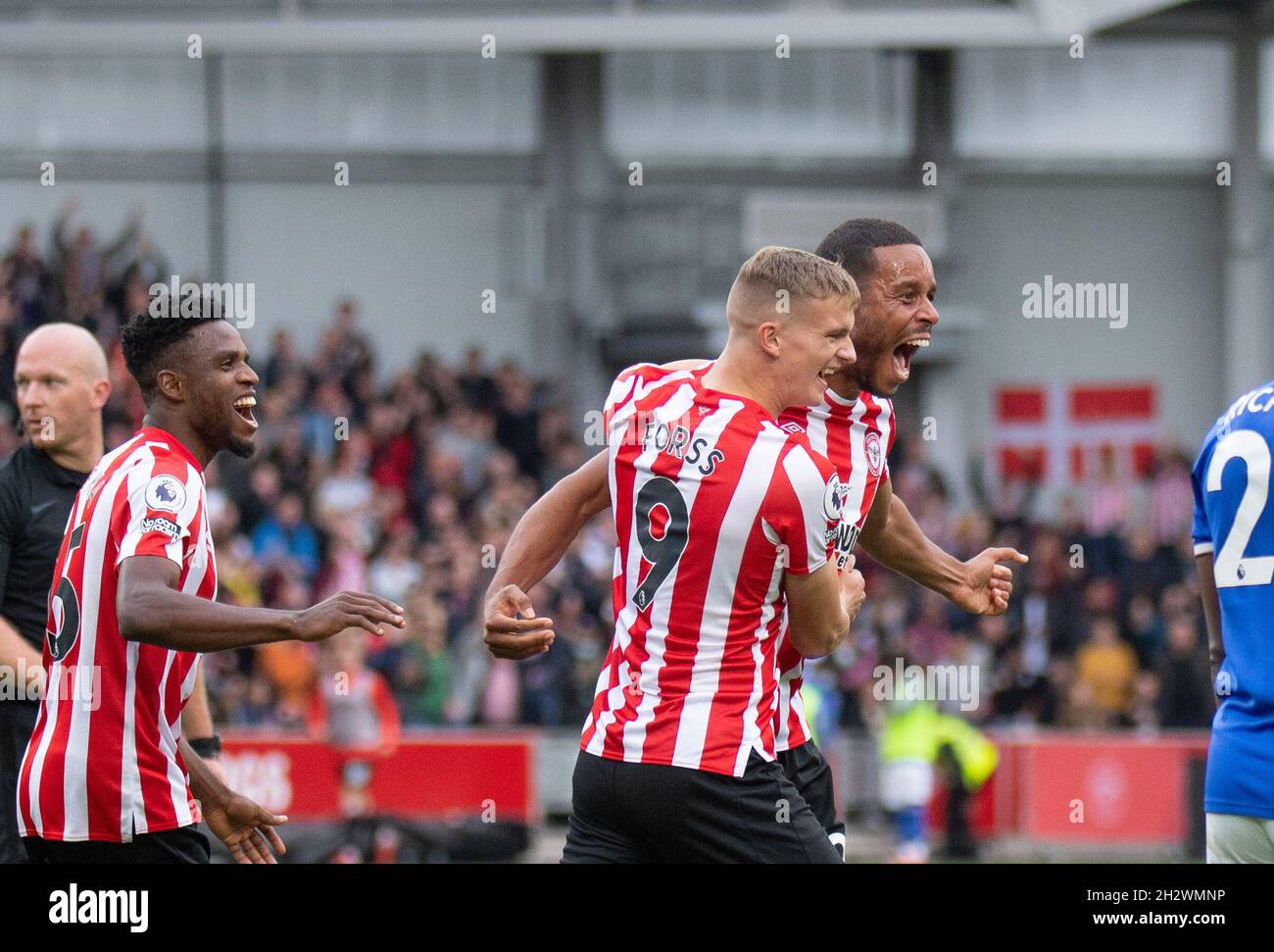 Brentford Mathias Jorgensen erzielte am 24. Oktober 2021 im Brentford Community Stadium, Brentford, England, beim Premier League-Spiel zwischen Brentford und Leicester City das erste Tor. Foto von Andrew Aleksiejczuk / Prime Media Images. Stockfoto