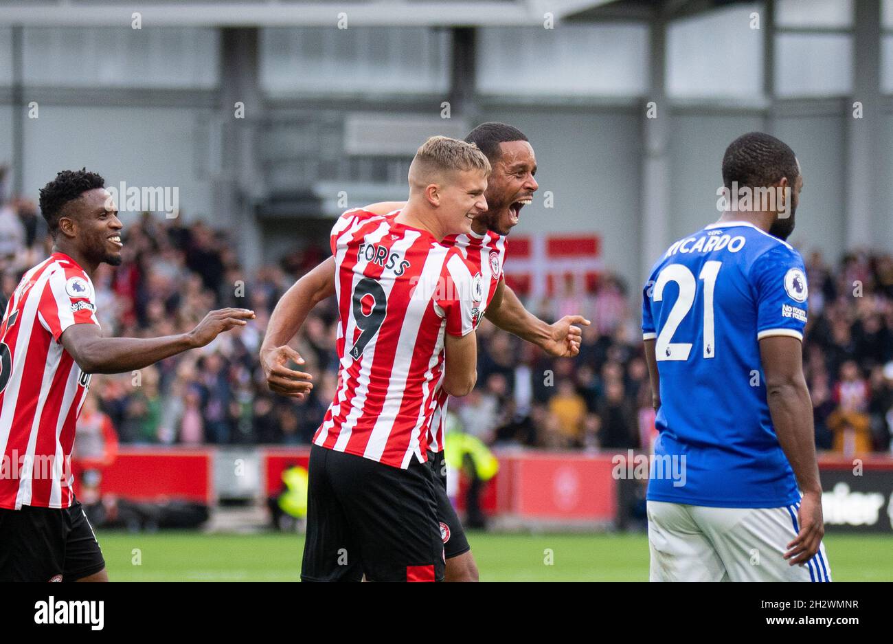 Brentford Mathias Jorgensen erzielte am 24. Oktober 2021 im Brentford Community Stadium, Brentford, England, beim Premier League-Spiel zwischen Brentford und Leicester City das erste Tor. Foto von Andrew Aleksiejczuk / Prime Media Images. Stockfoto