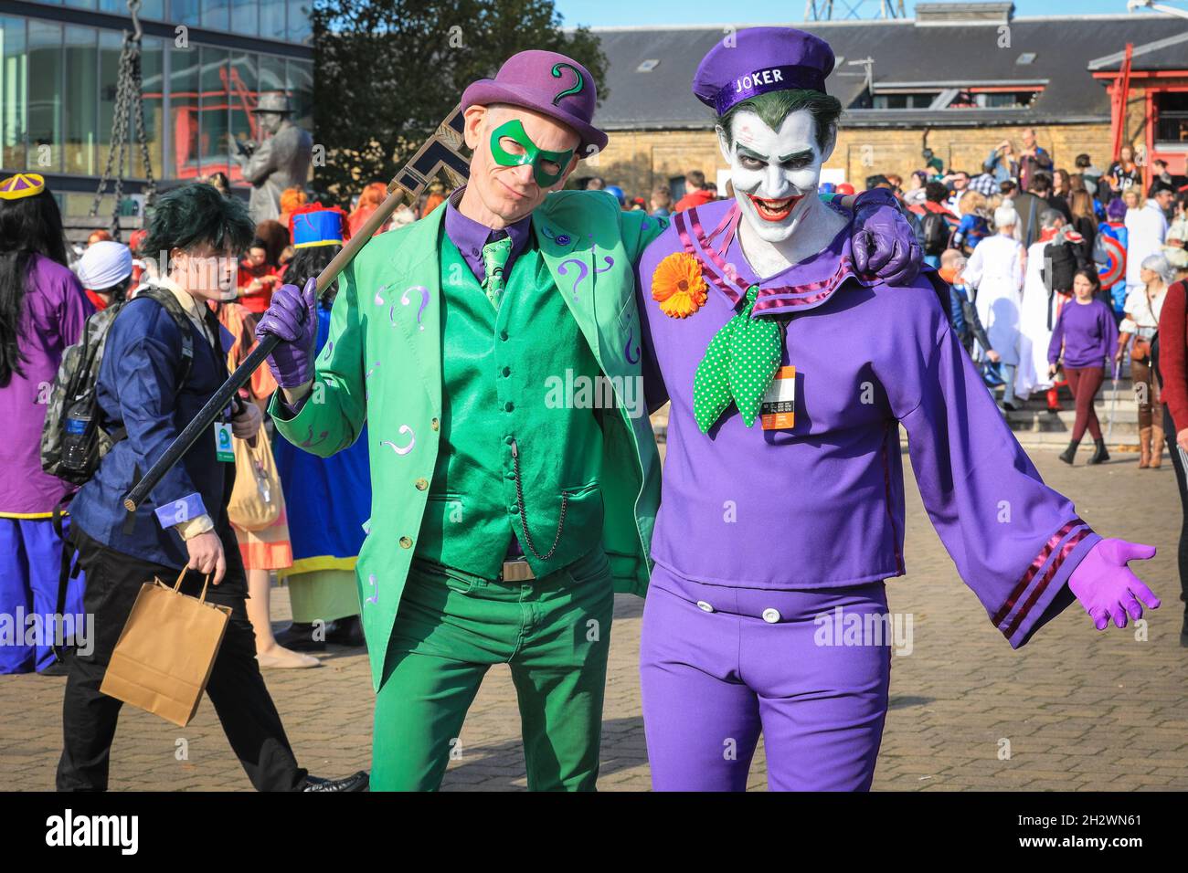 Excel, London, Großbritannien. Okt. 2021. Der Riddler und der Joker schließen sich vor dem Excel Center zusammen. Cosplayer und Fans von Anime, Sci-Fi, Spielen und aller Popkultur kommen an ihrem letzten Tag erneut zur MCM Comic Con London ins Excel Exhibition Center in London. Kredit: Imageplotter/Alamy Live Nachrichten Stockfoto