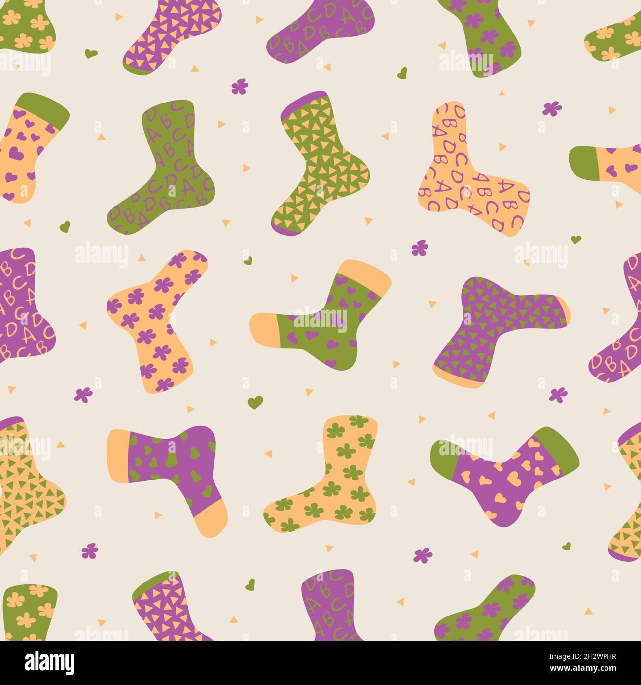 Vektor Nahtloses Muster mit Socken im Cartoon-Stil. Socken aus lustigen Cartoon-Designs mit Buchstaben, Herzen, Dreiecken, Blumen. Stock Vektor
