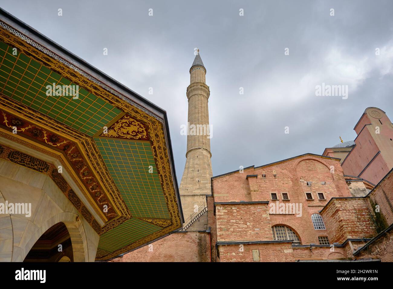 Im Hagia sophia-Moschee-Hof und Garten. Alte Ruinen von Ottoman Reich Architektur Öffentlichkeit Stockfoto