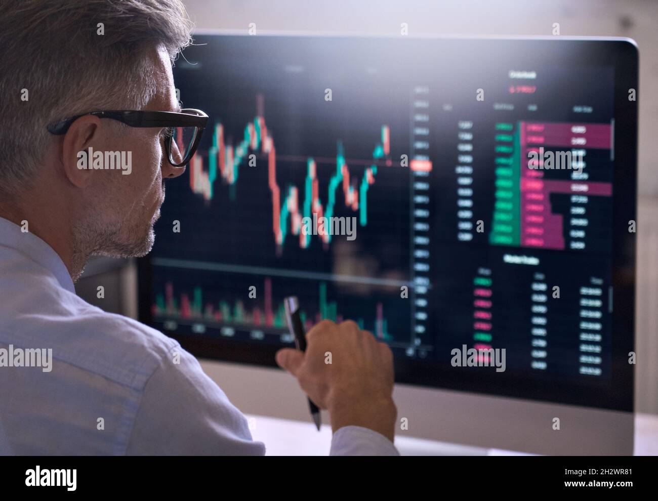 Krypto-Trader-Investor, der den Kryptowährungsmarkt mithilfe eines Computers analysiert. Stockfoto