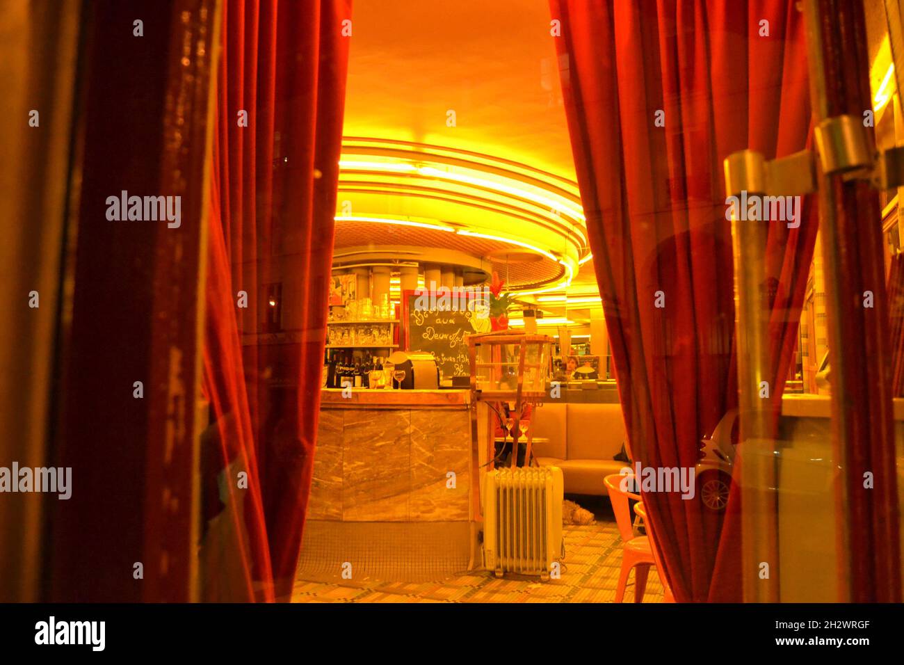 FRANKREICH, PARIS. 20.02.2012. Sehr süße, farbenfrohe und pinke Café-Fassade in der Pariser Straße während der Nacht. Stockfoto